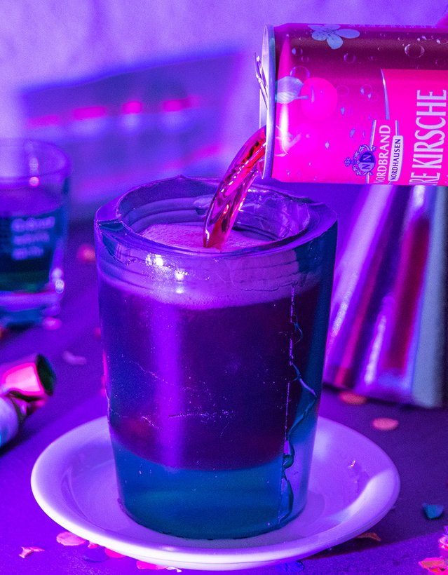 Dieses Bild zeigt ein Glas, das aus Gelatine besteht und mit dem Inhalt der Kirsch Dose befüllt wird