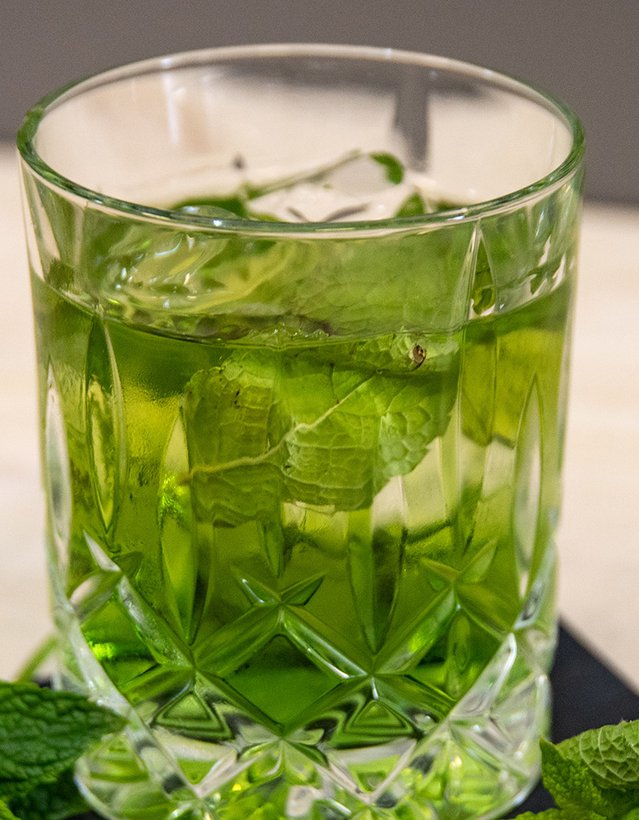 Man sieht einen Pfeffi Cocktail mit Minzblättern