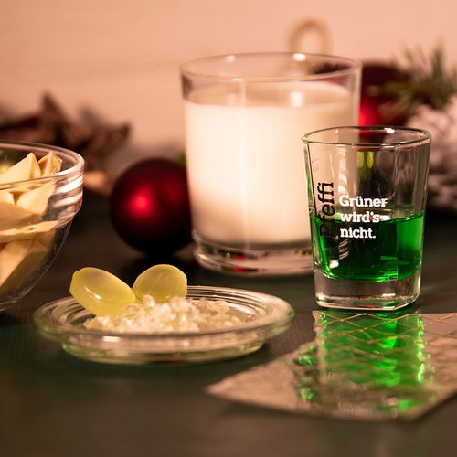 Man sieht die Zutaten für das Grüne Wölkchen in weihnachtlichem Umfeld