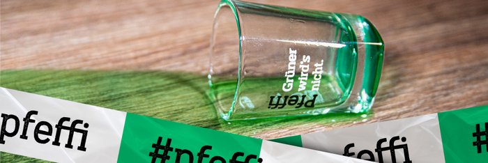 Das Bild zeigt ein Pfeffi Pinnchen, das umgefallen ist. Davor sieht man grün-weißes Absperrband mit der Aufschrift "#pfeffi".