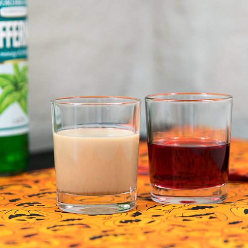 Das Bild zeigt alle Zutaten für die Zubereitung des Cocktails Grüner Geist