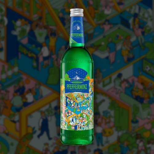 Flasche der Pfeffi Mystery Edition vor Rätselhintergrund