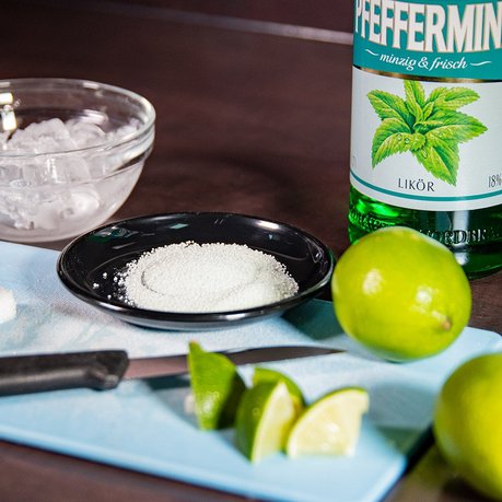 Pfeffi Rezept Raketenstart Zutaten Das Bild zeigt alle Zutaten für die Zubereitung des Pfeffi Cocktails Raketenstart