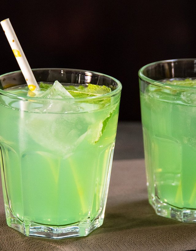Das Bild zeigt einen hellgrünen Cocktail auf einer Serviette