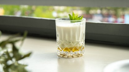Das Bild zeigt einen cremigen Cocktail auf einer Fensterbank.
