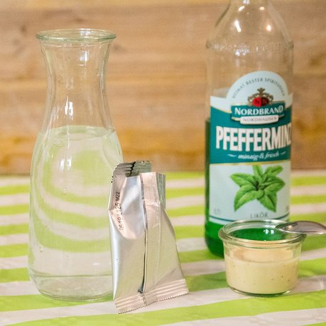 Pfeffi Rezept Wackelpfeffi Das Bild zeigt alle Zutaten, die für die Zubereitung des Wackelpfeffis benötigt werden