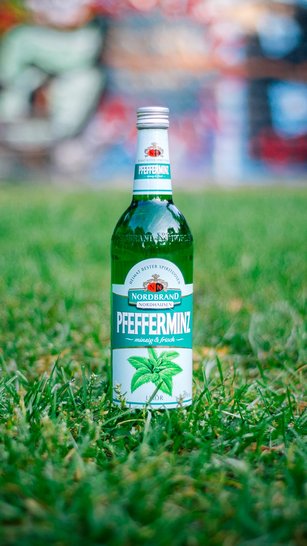 Das Foto zeigt eine Pfeffi Flasche auf Rasen