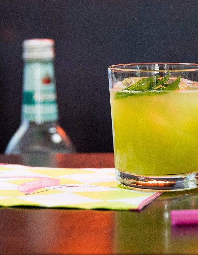 Pfeffi Rezept Pfeffilicious Das Bild zeigt einen grünen Cocktail, der auf einer Theke steht