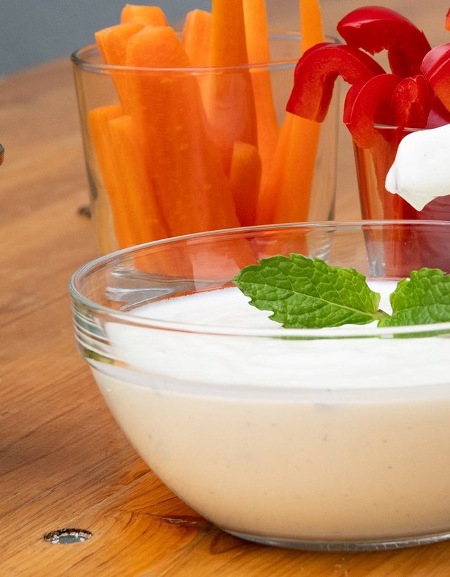 Pfeffi Rezept Grünzeug Dip Ds Bild zeigt einen Joghurtdip, in den ein Stück Paprika getaucht wird
