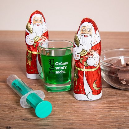 Pfeffi Rezept Pfeffolaus Zutaten Man sieht zwei Schokonikoläuse, eine Spritz und ein Pinnchen Pfeffi