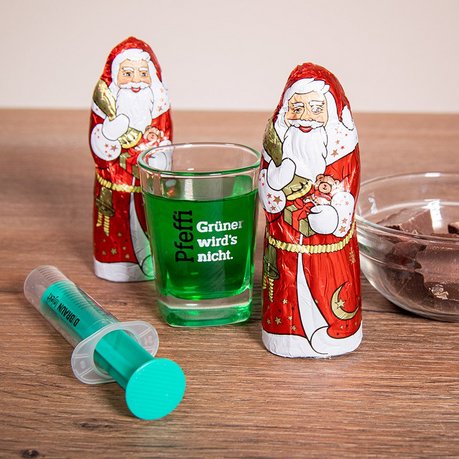 Pfeffi Rezept Pfeffolaus Zutaten Man sieht zwei Schokonikoläuse, eine Spritz und ein Pinnchen Pfeffi