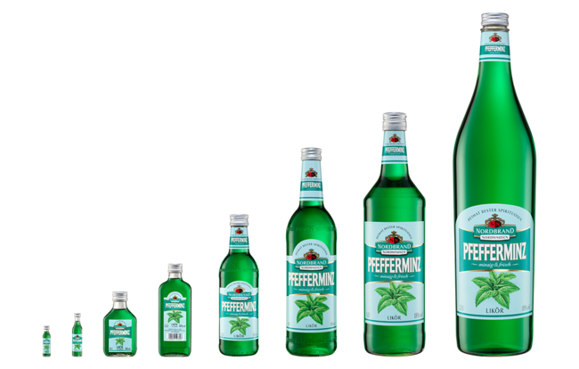 Das Bild zeigt alle verfügbaren Pfeffi Flaschengrößen in einer Reihe nebeneinander