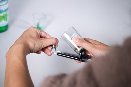 Man sieht, wie ein Pinnchen in einen Selfiestick eingespannt wird.