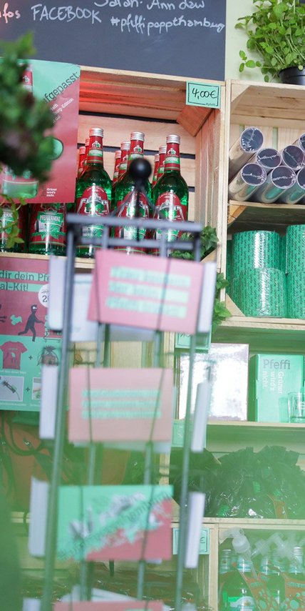 #pfeffipoppt Merch Das Bild zeigt den Pfeffi Fanshop im Pfeffi Pop-up-Store Berlin