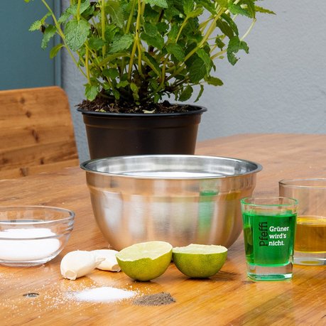 Pfeffi Rezept Grünzeug Dip Zutaten Das Bild zeigt alle Zutaten, die für die Zubereitung des Pfeffi Grünzeug Dips benötigt werden