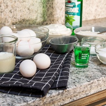 Pfeffi Rezept Pfeffirolle Zutaten Das Bild zeigt diverse Backzutaten nebst einer Flasche Pfeffi