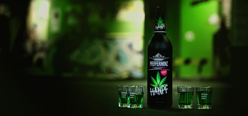 Pfeffi Hanpf Pinnchen Das Bild zeigt eine Pfeffi Flasche nebst gefüllten Pinnchen